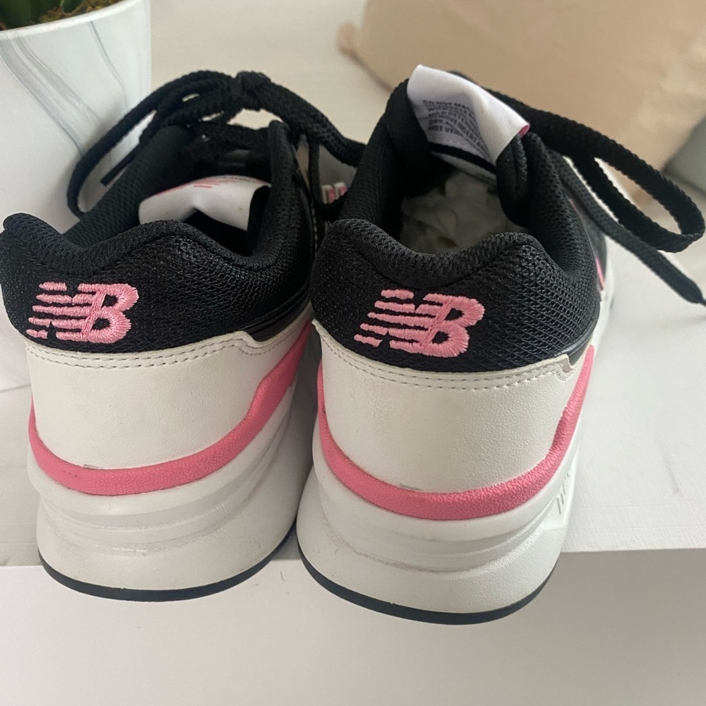 New Balance 997H sneakers in a women’s size 9 US (EU 40.5, UK 7). - Picture 14 of 16